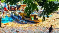 Ribuan bungkus mie instan mengambang di Sungai Siak setelah kapal karam di pelabuhan rakyat. (Liputan6.com/M Syukur)