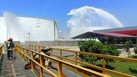 Para petugas fire fighter Pertamina dan lainnya berupaya memadamkan api yang berkobar di area tangki timbun Kilang Pertamina unit Balikpapan, dalam simulasi keadaan darurat. (Apriyanto/Liputan6.com)