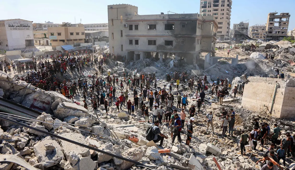 Meski tanpa menyertai bukti kuat, Israel mengklaim bahwa gedung-gedung tersebut digunakan oleh milisi Hamas. (Omar AL-QATTAA/AFP)