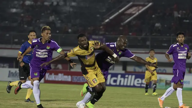 Persita vs Mitra Kukar_(Bola.com/Vitalis Yogi Trisna)