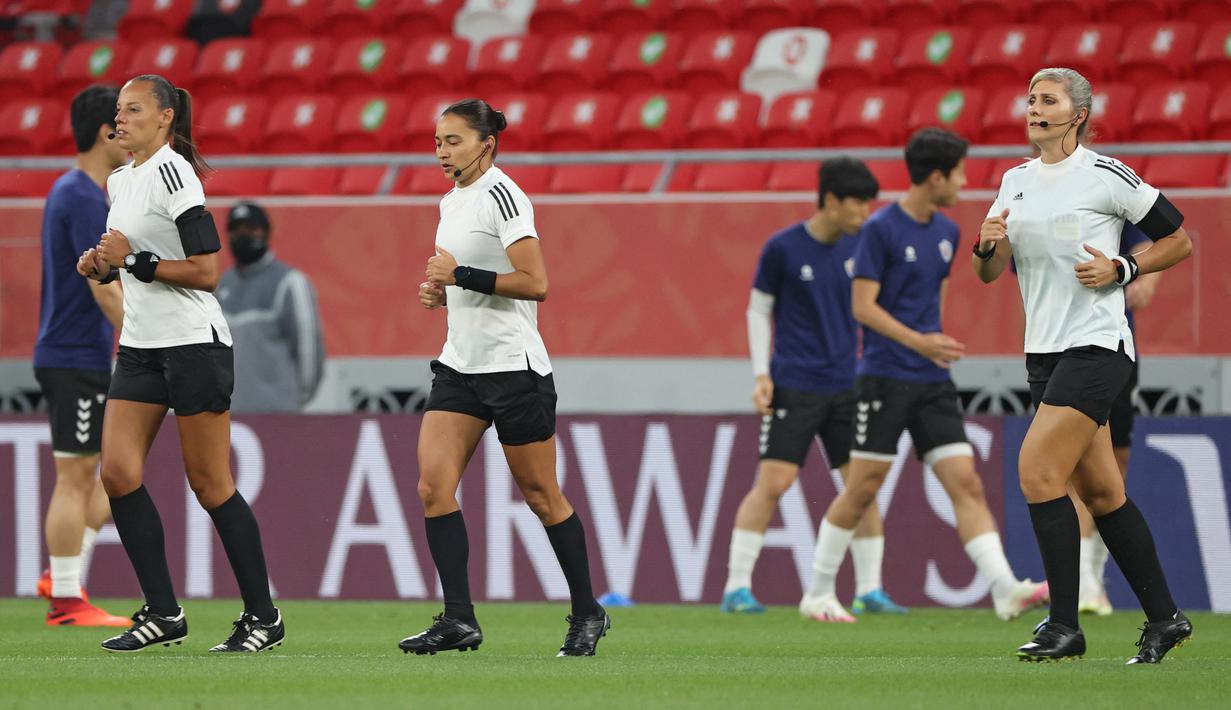 Edina Alves Batista bersama asisten wasit, Neuza Back dan Mariana Del Alemida menjadi wasit wanita pertama di turnamen sepak bola putra milik FIFA di kejuaraan ini. (AFP/Karim Jaafar)