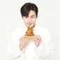 Kim Soen Ho jadi model terbaru Domino's Pizza Korea pada 2021. (dok. Twitter @dominostory)