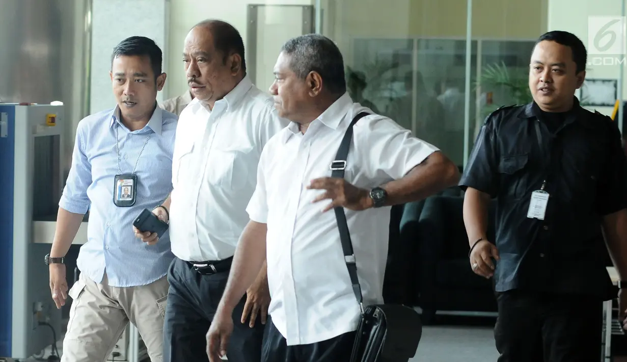 Anggota DPR RI, Melchias Marcus Mekeng (kedua kiri) meninggalkan gedung KPK usai diperiksa, Jakarta, Kamis (10/8). Melchias Marcus Mekeng diperiksa sebagai saksi TPK pengadaan paket penerapan KTP elektronik. (Liputan6.com/Helmi Fithriansyah)