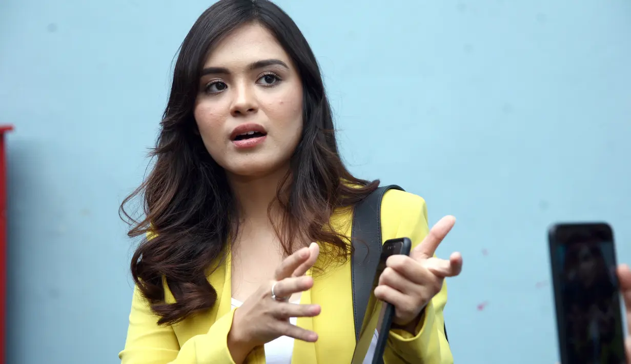 Belum terlihat menggandeng pria lain sebagai kekasih baru, saat ini Vebby memang masih ingin fokus dengan pekerjaan dan kuliahnya. Terlebih ia sedang sibuk dengan urusan skripsi untuk meraih gelar sarjananya. (Nurwahyunan/Bintang.com)