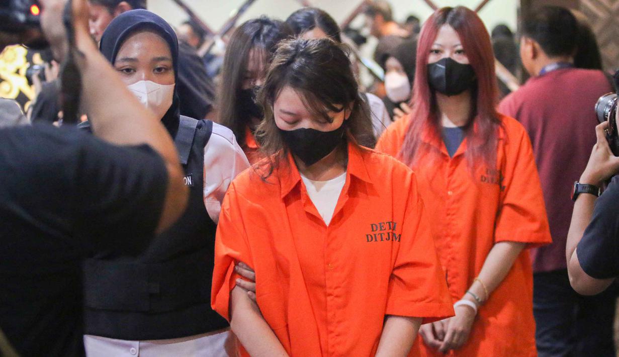 Seluruh WNA yang diamankan saat ini menjalani pemeriksaan lebih lanjut sesuai dengan peraturan perundang-undangan yang berlaku. Tampak dalam foto, beberapa Warga Negara Asing (WNA) yang terjaring Operasi Wira Waspada 2025 diperlihatkan saat rilis di Gedung Direktorat Jenderal Imigrasi, Jakarta Selatan, Selasa (16/12/2025). (merdeka.com/Arie Basuki)