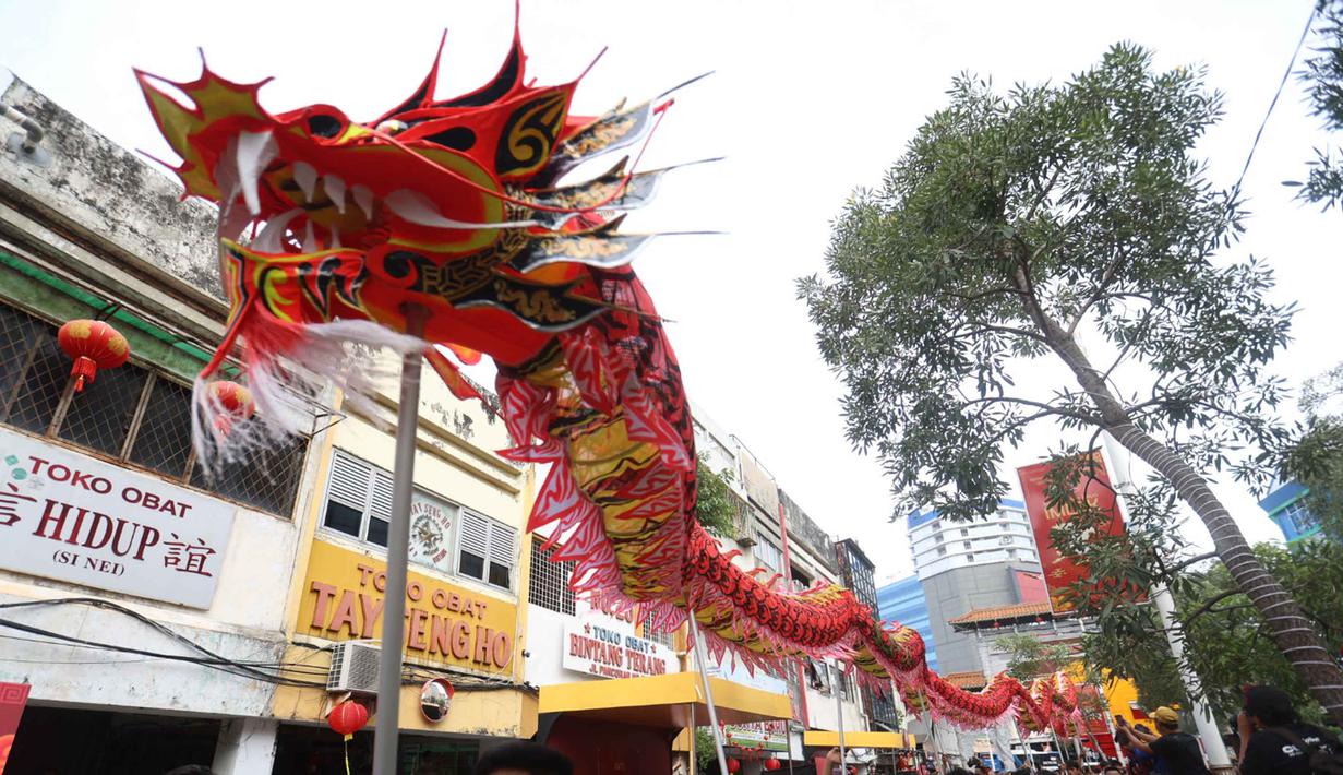 Penari liong saat tampil pada puncak perayaan Cap Go Meh di kawasan Pancoran Chinatown Point Mall, Jakarta, Selasa 3 Maret 2026. (Kapanlagi.com/Budy Santoso)