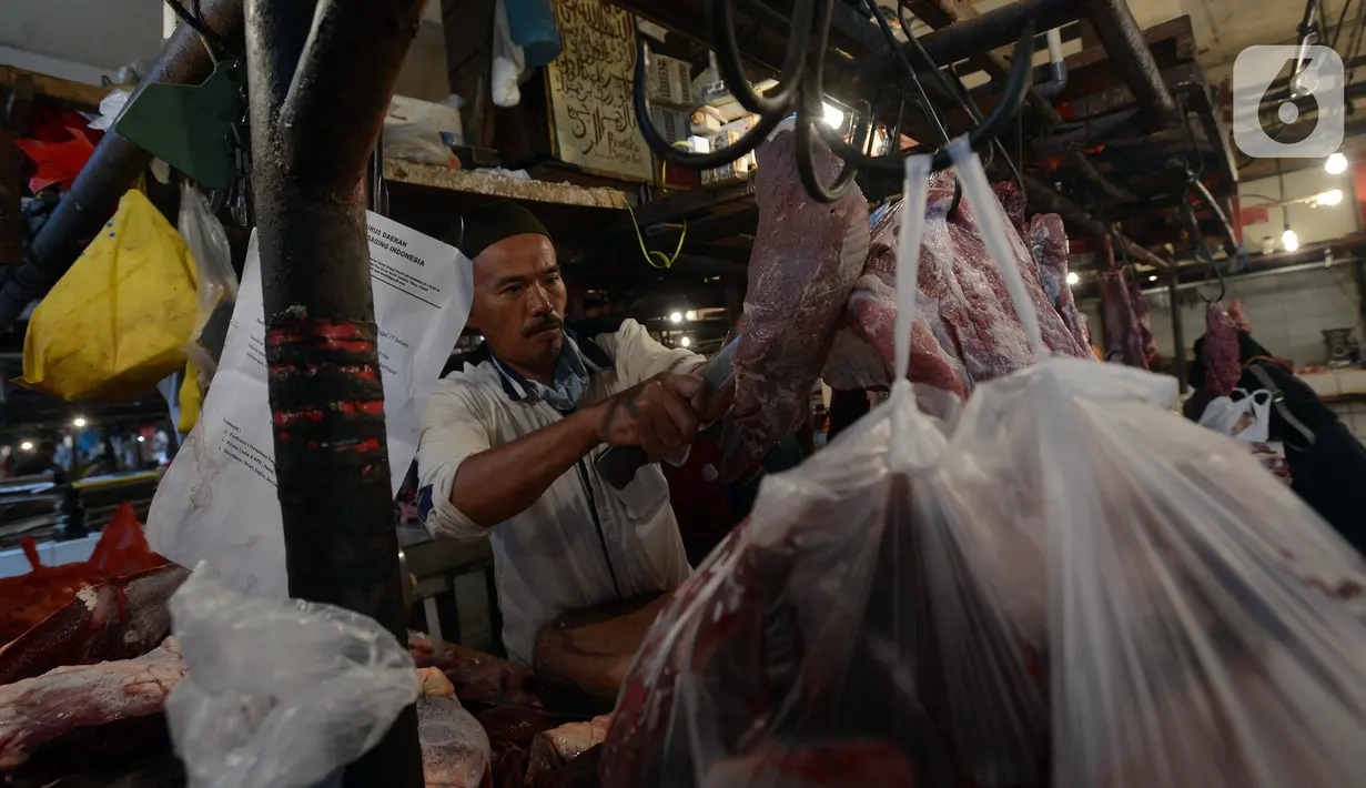 Pedagang memotong daging sapi saat melayani pembeli di Pasar Perumnas, Jakarta, Selasa (19/1/2021). Pedagang daging sapi akan mogok jualan sebagai bentuk protes kepada pemerintah karena tingginya harga daging sapi di pasar sejak awal tahun. (merdeka.com/Imam Buhori)