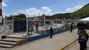 Pemandangan kolam renang di penjara Tocoron di Tocoron, Negara Bagian Aragua, Venezuela, diambil pada tanggal 23 September 2023. (Photo by YURI CORTEZ / AFP)