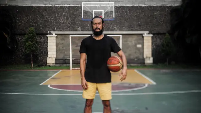 Punya Hobi Basket, Ini 7 Gaya Dwi Sasono Saat Main di Lapangan