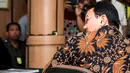 Basuki Tjahaja Purnama (Ahok) melihat ke arah pengunjung sesaat sebelum sidang lanjutan kasus dugaan penistaan agama di PN Jakarta Utara, Selasa (20/12). Agenda sidang adalah tanggapan dari JPU atas nota keberatan Ahok. (Liputan6.com/Pool/Agung Rajasa)