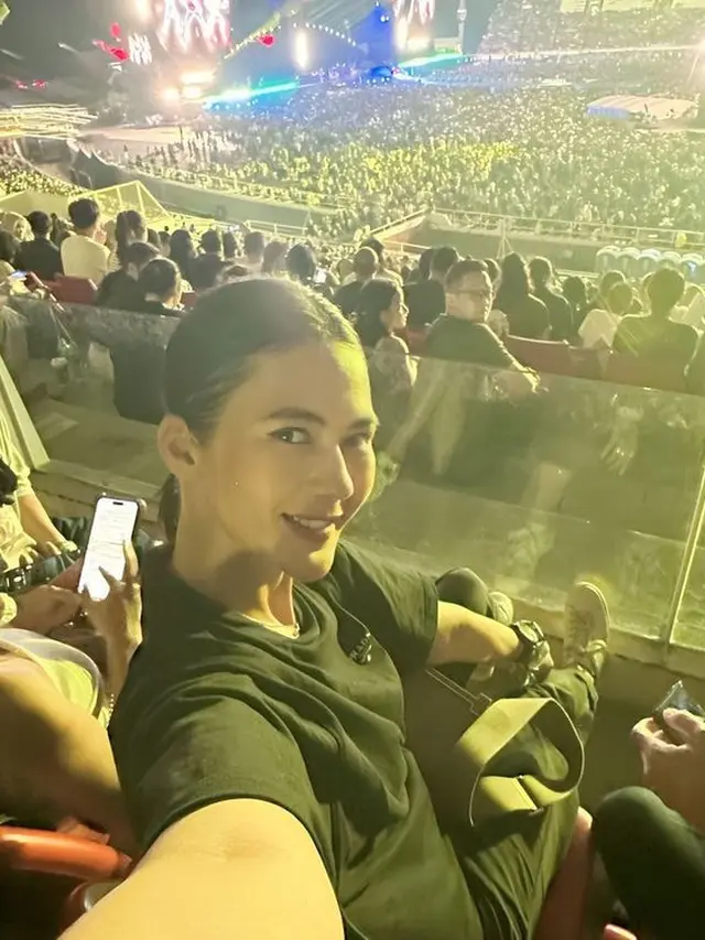 Paula Verhoeven Nonton Konser Coldplay. [@paula_verhoeven]