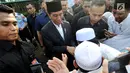 Sejumlah warga bersalaman dengan Presiden Joko Widodo usai melaksanakan salat id Hari Raya Idul Fitri 1 Syawal 1439 H di Lapangan Astrid, Kebun Raya Bogor, Jumat (15/6). (Merdeka.com/Arie Basuki)