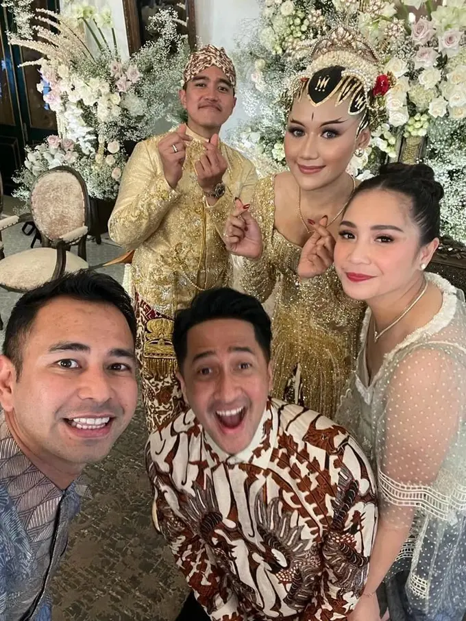 Raffi Ahmad dan Nagita Slavina bareng kedua mempelai plus Irfan Hakim. (Foto: Dok. Instagram @raffinagita1717)