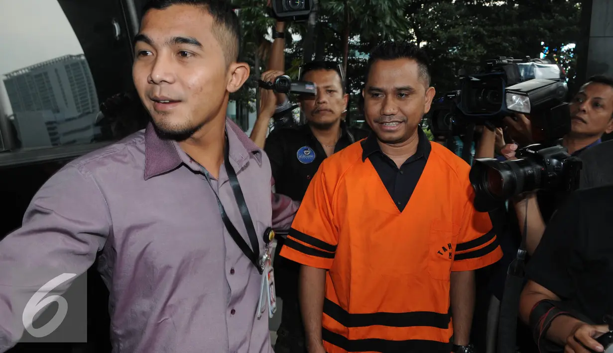 Pengacara Saipul Jamil Kasman Sangaji meninggalkan gedung KPK Jakarta,Rabu (29/6). Kasman diduga terlibat dalam penyuapan panitera pengganti PN Jakarta Utara untuk mengurangi hukuman Saipul Jamil. (Liputan6.com/Helmi Afandi)