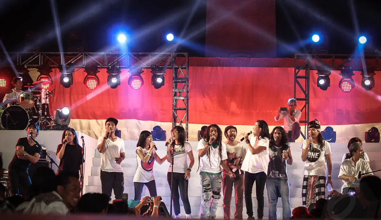 Ratusan artis dan musisi memeriahkan acara Syukuran Rakyat Salam 3 Jari di kawasan Monas Jakarta, (20/10/14). (Liputan6.com/Faizal Fanani)