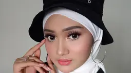 Dengan bucket hat berwarna senada dengan jaketnya, Jihan Audy nampak modis dan stylish. Gayanya memadu padankan busana bisa jadi inspirasi bagi anak muda. (Liputan6.com/IG/@jihanaudy123_real).