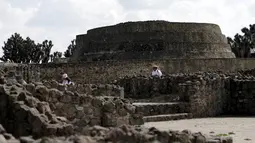Sejumlah awak media melakukan tur di reruntuhan pra Hispanik dari Zultepec - Tocoaque terletak di Mexico City, Meksiko, (18/11/2015). Para Arkeolog menemukan sebuah penemuan tentang peradaban suku Aztec. (REUTERS/Henry Romero)