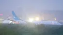 Pesawat milik XiamenAir tergelincir dari landasan saat melakukan pendaratan di bandara internasional Manila, Filipina, Kamis (16/8). Pesawat tersebut berputar-putar di Manila selama sekitar satu jam sebelum mendarat. (AP/Bullit Marquez)