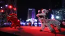 Acara ini disebut-sebut menjadi salah satu cara mengemas akulturasi budaya yang ada di Jakarta. Tampak dalam foto, penari Barongsai saat beraksi pada acara Transisi Perayaan Imlek 2577 Kongzili menuju Ramadan 1447 H di kawasan Bundaran Hotel Indonesia (HI), Jakarta, Selasa (17/2/2026). (Kapanlagi.com/Budy Santoso)