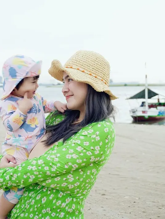 "Tenang B, Z i’m a strong mother!🦾 dibalik lemak2 mamoy, masih ada otot ngumpet kok 🤪 Msh kuat lah gendong 2 sekaligus mah.. 2 loh ya poy @hitocaesar ga lbh," tulisnya sebagai keterangan foto yang diunggah 24 Februari lalu. [Instagram/felicyangelista_]