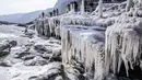 Wisatawan menikmati pemandangan musim dingin di tempat wisata Air Terjun Hukou di Provinsi Shaanxi, China barat laut pada 16 Desember 2020. Air terjun Hukou menyuguhkan pemandangan musim dingin nan spektakuler saat suhu udara terus turun dalam beberapa hari terakhir. (Xinhua/Tao Ming)