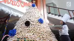 Karyawan menghiasi pohon Natal yang terbuat dari susunan donat di lobby hotel Dafam Semarang, Rabu (12/12). Pohon Natal setinggi 3 meter untuk menyambut Natal tersebut terdapat 2000 buah kue donat. (Liputan6.com/Gholib)