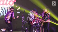 Grup band Nidji saat tampil di panggung BRIZZI Vidio Fair 2017. (Herman Zakharia/Liputan6.com)