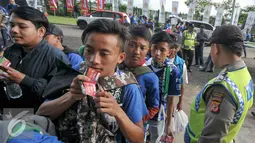 Petugas keamanan memeriksa tiket penonton pertandingan Persib melawan Persija di Stadion Gelora Bandung Lautan Api, Bandung, Sabtu (16/7/2016). Persib dan Persija akan bertanding dalam lanjutan TSC 2016. (Liputan6.com/Yoppy Renato)