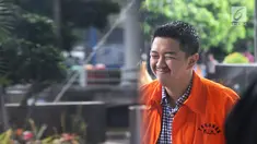 Wali Kota Kendari Adriatma Dwi Putra saat tiba di Gedung KPK, Jakarta, Senin (19/3). Adriatma menjalani pemeriksaan sebagai tersangka terkait suap proyek pengadaan barang dan jasa Pemkot Kendari tahun 2017-2018. (Merdeka.com/Dwi Narwoko)
