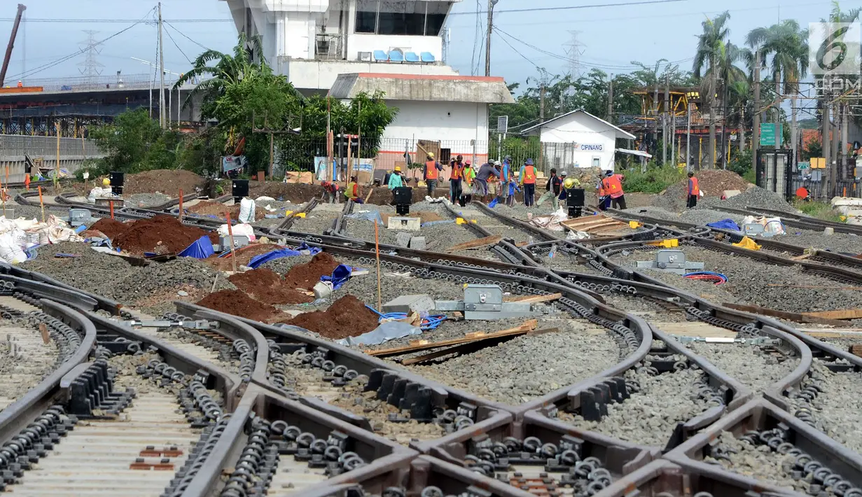 Pekerja menyelesaikan proyek pembangunan depo lokomotif di Cipinang, Jakarta, Jumat (29/12). Depo lokomotif tersebut merupakan bagian dari proyek pembangunan jalur rel dwiganda atau double-double track Manggarai-Cikarang. (Liputan6.com/JohanTallo)