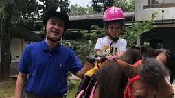 Nah saat latihan berkuda, Thalia Putri Onsu ditemani sang ayah nih. Ruben terlihat beberapa kali menemani Thalia untuk berlatih berkuda. (Liputan6.com/IG/@thaliaputrionsu)