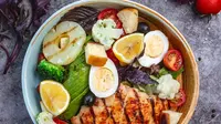 Ayo! Segera pilih makanan bernutrisi tinggi untuk mendukung kesehatan dan energi optimal kamu sepanjang hari dengan menerapkan strategi ini. (Foto dok: Freepik/stockking).
