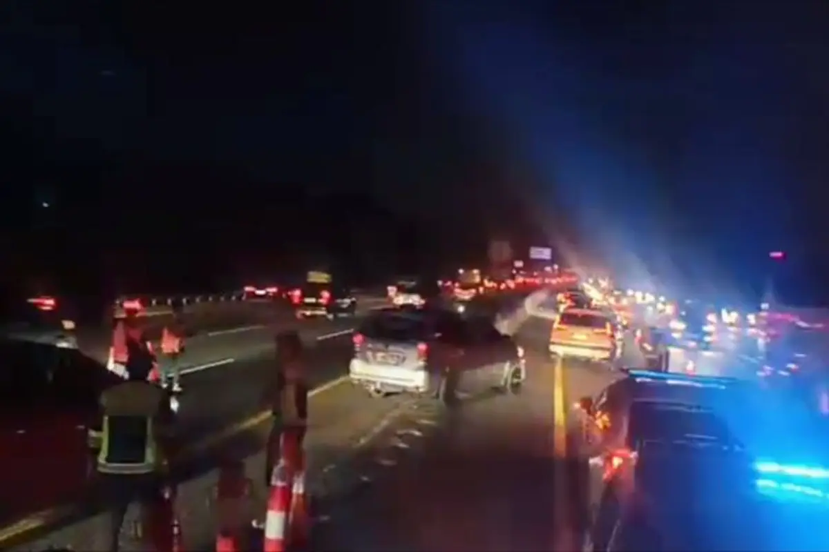 Petugas menerapkan rekayasa lalu lintas contraflow di jalan Tol Jakarta-Cikampek  Selasa, 17 Maret 2026 malam. (Istimewa)