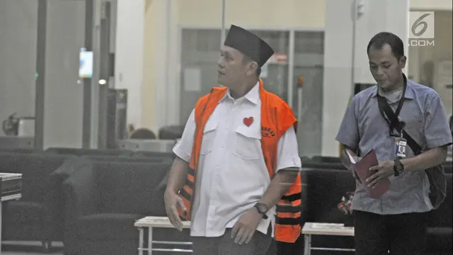 Kembali Diperiksa KPK, Bupati Lampung Tengah Pakai Pin Hati