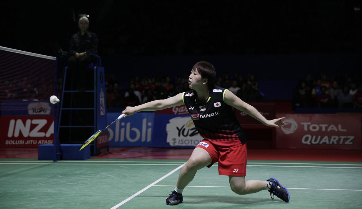 Tunggal putri Jepang, Akane Yamaguchi, berhasil mengalahkan Pusarla Sindhu pada Indonesia Open 2019 di Istora Senayan, Minggu (21/7). Akane menang 21-16 dan 21-18 dari Pusarla. (Bola.com/Vitalis Yogi Trisna)