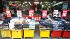 Calon pembeli memilih pakaian di salah satu toko yang memberikan diskon di Pusat Perbelanjaan Pasar Baru, Jakarta, Selasa (21/6). Menjelang Lebaran, Pasar Baru menawarkan berbagai promo dengan diskon yang bervariasi. (Liputan6.com/Immanuel Antonius)