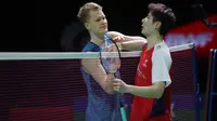 Tunggal putra China, Shi Yu Qi, saat melawan wakil Denmark, Anders Antonsen, dalam pertandingan final Indonesia Open 2024 di Istora Senayan, Jakarta, Minggu (9/6/2024). Shi Yu Qi menang dengan skor 21-9, 12-21, 21-14. (Bola.com/M Iqbal Ichsan)