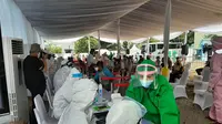 Tim Medical Badan Inteligen Negara (BIN) menggelar lakukan rapid test di Kota Tangerang, Rabu (15/7/2020). (Liputan6.com/ Pramita Tristiawati)