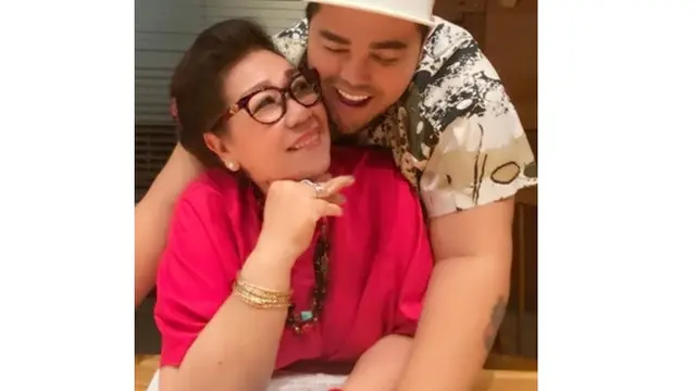 Jarang Tersorot, Ini 7 Potret Keakraban Ivan Gunawan dan Ibunda