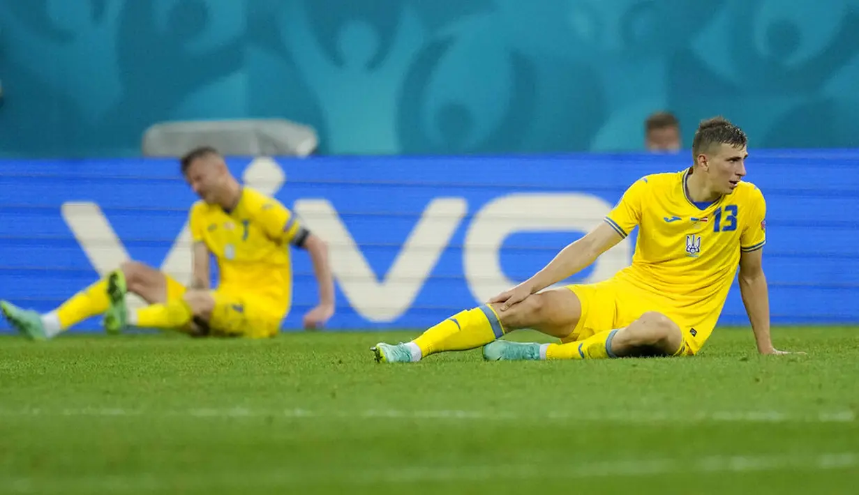 Pemain Ukraina Illya Zabarnyi terduduk usai menghadapi Austria pada pertandingan Grup C Euro 2020 di Stadion National Arena, Bucharest, Rumania, Senin (21/6/2021). Ukraina kalah 0-1. (AP Photo/Vadim Ghirda)