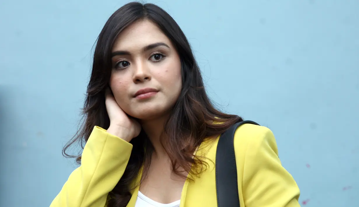 “Emang lagi ga interesting untuk mencari juga, pingin fokus kuliah dan kerjaan itu dulu,” pungkas Vebby Palwinta. (Nurwahyunan/Bintang.com)