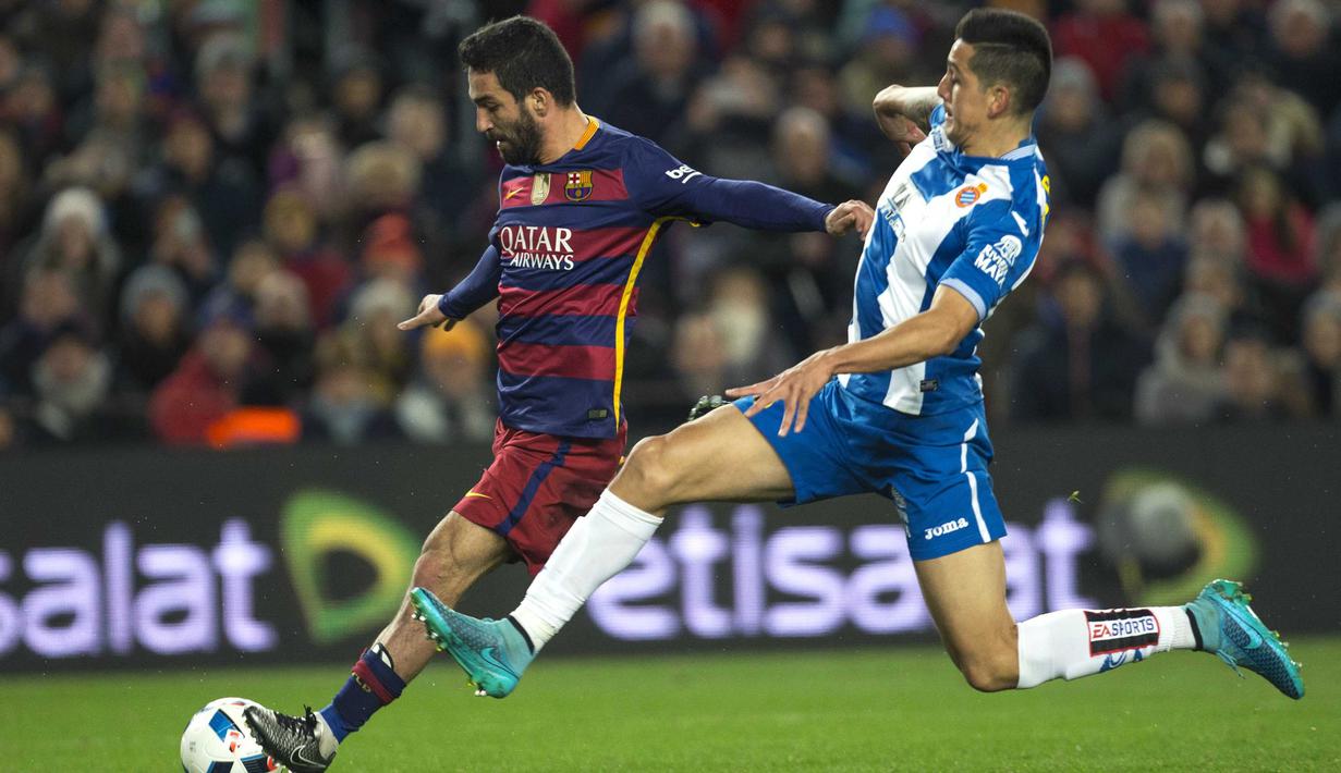Pemain FC Barcelona,  Arda Turan (kiri) berusaha melewati pemain RCD Espanyol, Chilean Enzo Roco pada laga Copa Del REy leg kedua babak 16 besar di Stadion Power8,  Cornella-El Prat, Barcelona, Spanyol,Kamis (14/1/2016) dini hari WIB.  (EPA/Andreu Dalmau)