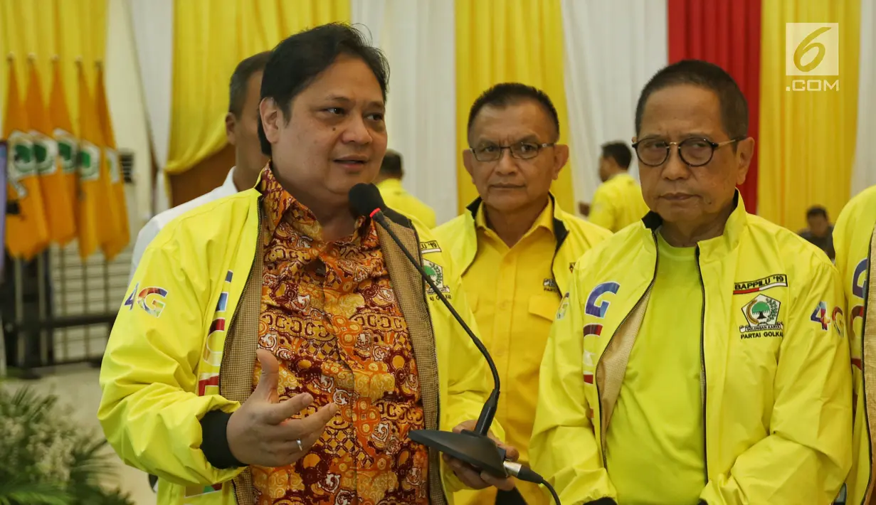 Ketum Partai Golkar Airlangga Hartarto memberi sambutan saat melakukan pemantauan Aplikasi Android SaksiKu untuk Saksi Partai Golkar di TPS pada Pemilu 2019 di Kantor DPP Partai Golkar, Jakarta, Selasa (16/4). (Liputan6.com/Johan Tallo)