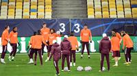Para pemain Real Madrid mengikuti sesi latihan menjelang laga Liga Champions vs Shakhtar Donetsk di stadion Olympiyskiy di Kiev, Senin (30/11/2020). Real Madrid akan bermain tandang melawan Shakhtar Donetsk pada Selasa malam 1 Desember 2020 waktu setempat. (Sergei SUPINSKY/AFP)