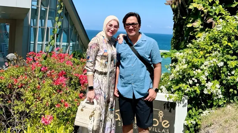 7 Momen Liburan Andre Taulany di Bali, Tampil Mesra Bersama Istri