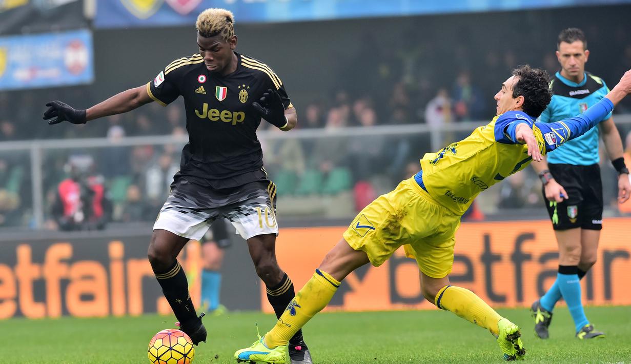 Aksi pemain Juventus, Paul Pogba, saat melewat hadangan pemain Chievo, Dario Dainelli, dalam lanjutan Serie A Italia di Stadion Marc'Antonio Bentegodi, Minggu (31/1/2016). (AFP/Giuseppe Cacace)