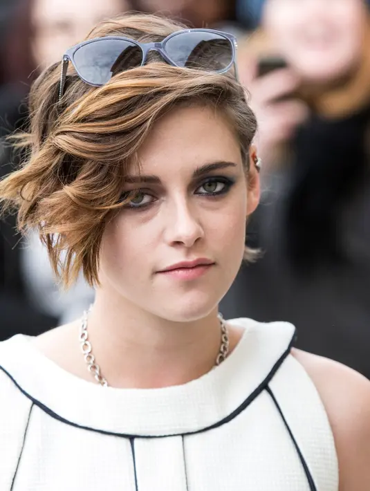 Difilm tersebut Kristen memperlihatkan perutnya yang terbuka dan ramping,  tatanan rambut yang cantik. Ditambah dengan senyum yang mengembang.