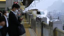 Kereta peluru Shinkansen dari Tokyo tiba di stasiun kereta Shin-Yokohama di Yokohama, prefektur Kanagawa (22/7/2020). Pemerintah Jepang pada 22 Juli meluncurkan kampanye "Go To Travel". (AFP Photo/Kazuhiro Nogi)