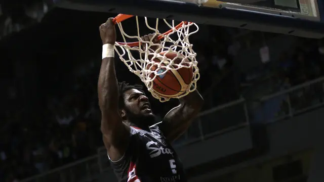 Pebasket Stapac, Savon Goodman, memasukan bola saat melawan Satria Muda pada laga final IBL 2019. (Bola.com/Yoppy Renato)