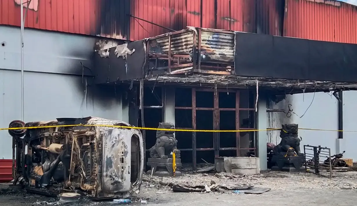 Kondisi klub malam Double O yang terbakar usai bentrok antara dua kelompok di Sorong, Papua Barat, Selasa (25/1/2022). Bentrok antara dua kelompok menewaskan 18 orang di klub malam Double O. (YANTI/AFP)